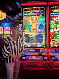 Koprok live dealer rolling three dice at italia slot